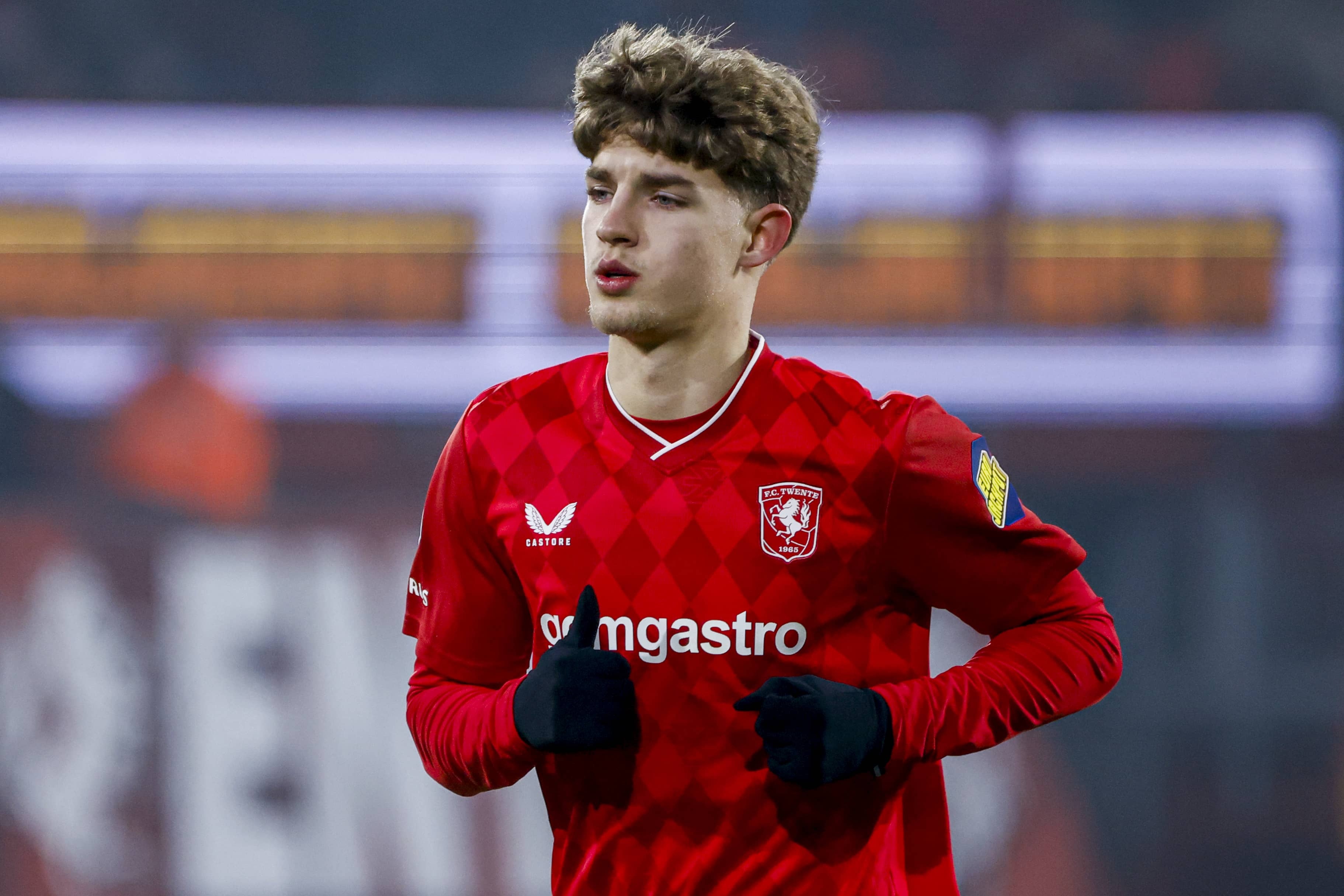 九游体育官网-每体：巴萨有意特温特18岁后卫尼斯塔德，正说服他不要续约