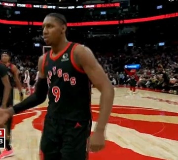 九游体育下载-大举反击！巴雷特三分命中 猛龙轰出13-2反超太阳