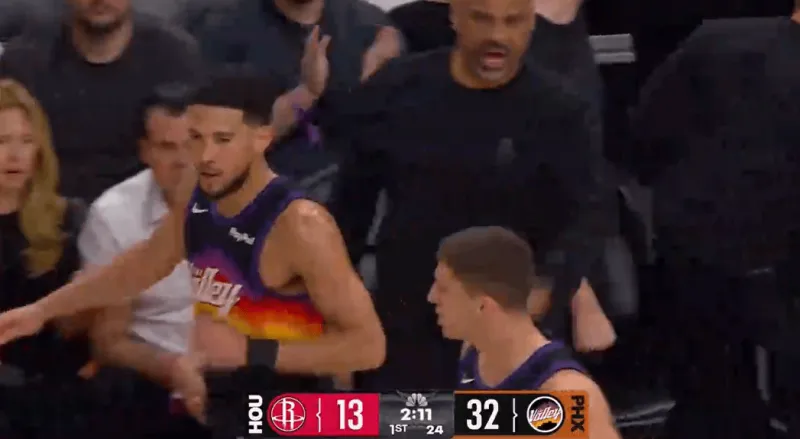 九游娱乐-太阳神！布克迎着伊森打成2+1，首节得分上双&amp;amp;领先火箭20分